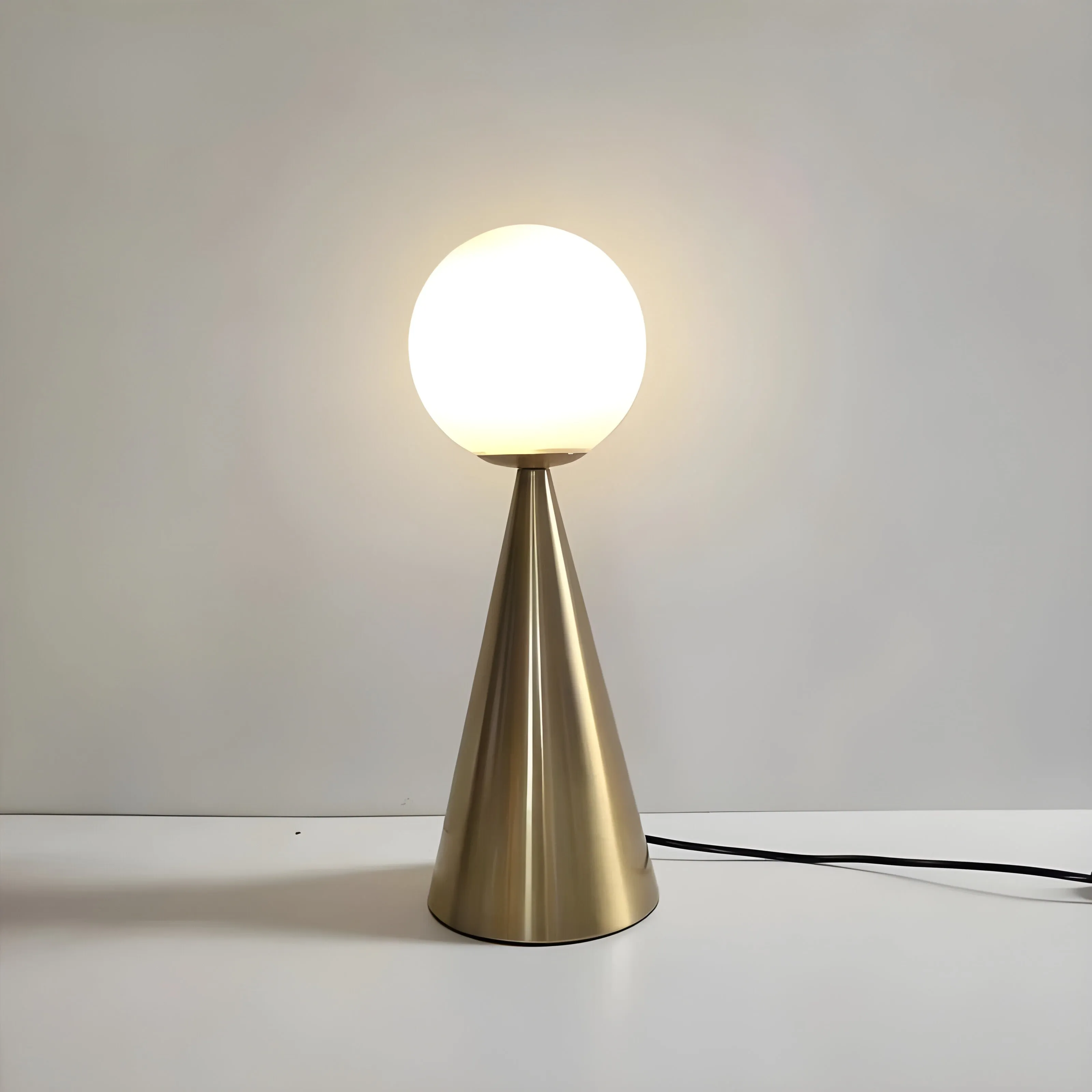 LuxeCone Light - Dekorative Kegelleuchte aus Goldglas