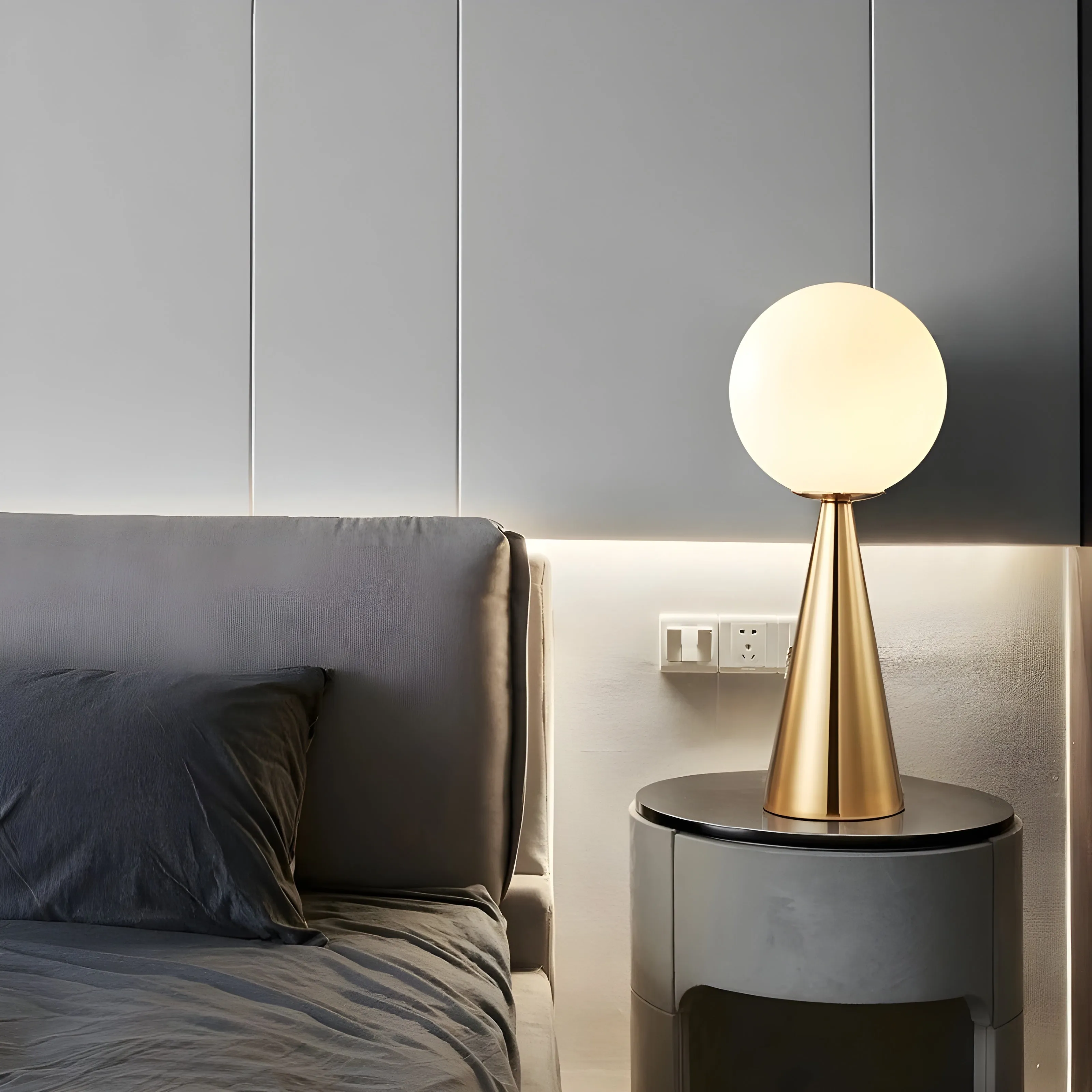 LuxeCone Light - Dekorative Kegelleuchte aus Goldglas